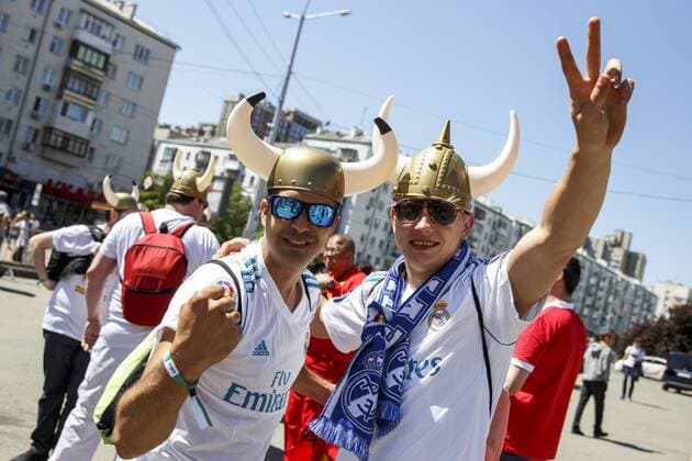 Fußball, CL-Finale, Fans vor dem Spiel May 26, 2018 - Kiev, Ukraine - Real Madrid fans gather prior the final of the UEFA Champions League in a fanzone downtown Kiev, Ukraine, 26 May 2018. Real Madrid will face Liverpool FC in the UEFA Champions League final at the NSC Olimpiyskiy stadium on 26 May 2018. Real Madrid v Liverpool - UEFA Champions League Final  - ZUMAn230 20180526_zaa_n230_775 Copyright: xOlegxPereverzevx