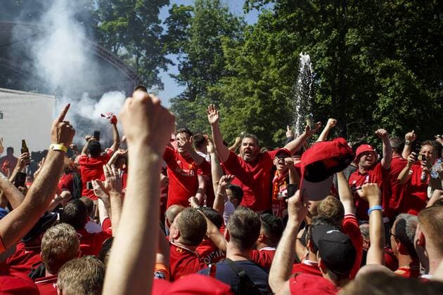 May 26, 2018 - Kiev, Ukraine - Liverpool fans gather prior the final of the UEFA Champions League in a fanzone downtown Kiev, Ukraine, 26 May 2018. Real Madrid will face Liverpool FC in the UEFA Champions League final at the NSC Olimpiyskiy stadium on 26 May 2018. Real Madrid v Liverpool - UEFA Champions League Final  - ZUMAn230 20180526_zaa_n230_778 Copyright: xOlegxPereverzevx