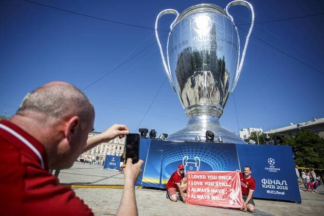 Fußball, CL-Finale, Fans vor dem Spiel May 26, 2018 - Kiev, Ukraine - Liverpool fans gather prior the final of the UEFA Champions League in a fanzone downtown Kiev, Ukraine, 26 May 2018. Real Madrid will face Liverpool FC in the UEFA Champions League final at the NSC Olimpiyskiy stadium on 26 May 2018. Real Madrid v Liverpool - UEFA Champions League Final  - ZUMAn230 20180526_zaa_n230_783 Copyright: xOlegxPereverzevx