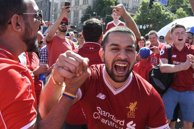 May 26, 2018 - Kiev, Ukraine - Liverpool fans gather in Maidan Square, Kiev, Ukraine, prior to the UEFA Champions League Final between Real Madrid and Liverpool at NSC Olimpiyskiy Stadium on May 26, 2018 in Kiev, Ukraine. Real Madrid v Liverpool - UEFA Champions League Final Previews  - ZUMAn230 20180526_zaa_n230_784 Copyright: xMaxymxMarusenkox