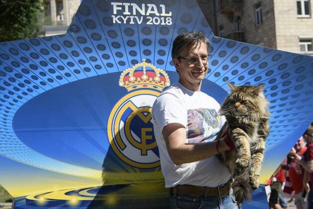 Fußball, CL-Finale, Fans vor dem Spiel May 26, 2018 - Kiev, Ukraine - Real Madrid fans gather in Maidan Square, Kyiv, Ukraine, prior to the UEFA Champions League Final between Real Madrid and Liverpool at NSC Olimpiyskiy Stadium on May 26, 2018 in Kiev, Ukraine. Real Madrid v Liverpool - UEFA Champions League Final Previews  - ZUMAn230 20180526_zaa_n230_790 Copyright: xMaxymxMarusenkox