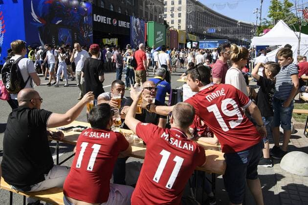 Fußball, CL-Finale, Fans vor dem Spiel May 26, 2018 - Kiev, Ukraine - Liverpool fans gather in Maidan Square, Kiev, Ukraine, prior to the UEFA Champions League Final between Real Madrid and Liverpool at NSC Olimpiyskiy Stadium on May 26, 2018 in Kiev, Ukraine. Real Madrid v Liverpool - UEFA Champions League Final Previews  - ZUMAn230 20180526_zaa_n230_791 Copyright: xMaxymxMarusenkox