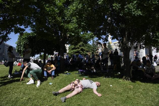 Fußball, CL-Finale, Fans vor dem Spiel May 26, 2018 - Kiev, Ukraine - Soccer fans lay on the grass as waiting for the kick-off at the Maidan Square, near the fan zone, in doiwntown Kyiv, Ukraine, prior to the UEFA Champions League Final between Real Madrid and Liverpool at NSC Olimpiyskiy Stadium on May 26, 2018 in Kiev, Ukraine. Real Madrid v Liverpool - UEFA Champions League Final Previews  - ZUMAn230 20180526_zaa_n230_793 Copyright: xMaxymxMarusenkox