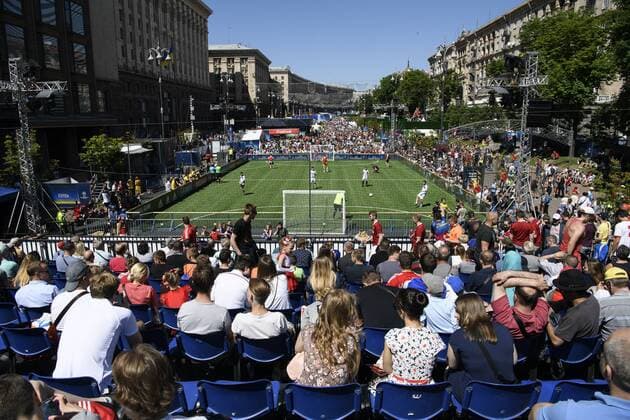 Fußball, CL-Finale, Fans vor dem Spiel May 26, 2018 - Kiev, Ukraine - Fan zone, in doiwntown Kyiv, Ukraine, prior to the UEFA Champions League Final between Real Madrid and Liverpool at NSC Olimpiyskiy Stadium on May 26, 2018 in Kiev, Ukraine. Real Madrid v Liverpool - UEFA Champions League Final Previews  - ZUMAn230 20180526_zaa_n230_795 Copyright: xMaxymxMarusenkox