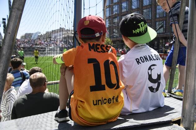 Fußball, CL-Finale, Fans vor dem Spiel May 26, 2018 - Kiev, Ukraine - Soccer fans in the fan zone, in doiwntown Kyiv, Ukraine, prior to the UEFA Champions League Final between Real Madrid and Liverpool at NSC Olimpiyskiy Stadium on May 26, 2018 in Kiev, Ukraine. Real Madrid v Liverpool - UEFA Champions League Final Previews  - ZUMAn230 20180526_zaa_n230_796 Copyright: xMaxymxMarusenkox