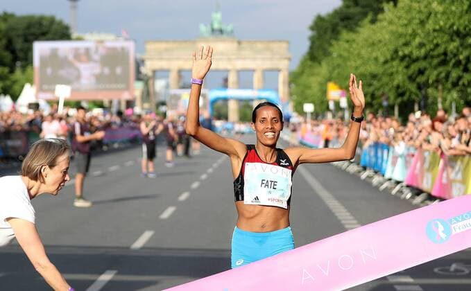 Themen der Woche - SPORT KW21 Bilder des Tages - SPORT Berlin, 26.05.18, 35. Avon Frauenlauf Berlin, Deutschland, GER Bild: Bild: Siegerin Fate Tola (Hannover Athletics) AVON Frauenlauf Berlin *** Berlin 26 05 18 35 Avon Womens Run Berlin Germany GER Image Image Winner Fate Tola Hannover Athletics AVON Womens Run Berlin