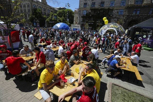 Fußball, CL-Finale, Fans vor dem Spiel May 26, 2018 - Kiev, Ukraine - Real Madrid and Liverpool FC fans and supporters entertain at fan zone downtown Kyiv, Ukraine, May 26, 2018 before the UEFA Champions League Final. Real Madrid v Liverpool - UEFA Champions League Final  - ZUMAn230 20180526_zaa_n230_802 Copyright: xSergiixKharchenkox