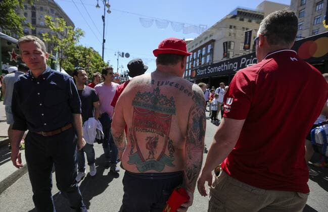 Fußball, CL-Finale, Fans vor dem Spiel May 26, 2018 - Kiev, Ukraine - Real Madrid and Liverpool FC fans and supporters entertain at fan zone downtown Kyiv, Ukraine, May 26, 2018 before the UEFA Champions League Final. Real Madrid v Liverpool - UEFA Champions League Final  - ZUMAn230 20180526_zaa_n230_809 Copyright: xSergiixKharchenkox