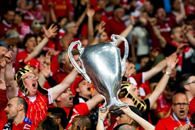 180526 Supporters of Liverpool with a trophy replica ahead of the UEFA Champions League final between Real Madrid and Liverpool on May 26, 2018 in Kyiv Photo Vegard Wivestad Grott BILDBYRAN Code VG 170178  Copyright: VEGARDxWIVESTADxGRoTT BB180526BB812