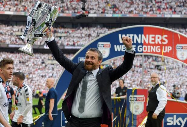 Fußball, Trainerhistorie FC Fulham von 1904 bis heute Fulham manager Felix Slavisa Jokanovic celebrates with the cup at the end of the championship playoff final match at Wembley Stadium, London. Picture date 26th May 2018. Picture credit should read: Robin Parker Sportimage EDITORIAL USE ONLY. No use with unauthorised audio, video, data, fixture lists, club league logos or live services. Online in-match use limited to 120 images, no video emulation. No use in betting, games or single club league player publications. DSC_1079.JPG