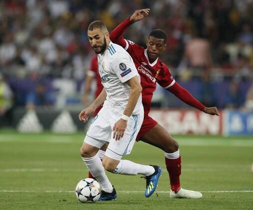 Fußball, CL Finale, Real Madrid - FC Liverpool Karim Benzema of Real Madrid tackled by Georginio Wijnaldum of Liverpool during the UEFA Champions League Final match at the NSK Olimpiyskiy Stadium, Kiev. Picture date 26th May 2018. Picture credit should read: David Klein Sportimage EDITORIAL USE ONLY. No use with unauthorised audio, video, data, fixture lists, club league logos or live services. Online in-match use limited to 120 images, no video emulation. No use in betting, games or single club league player publications.