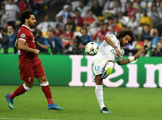 Fußball, CL Finale, Real Madrid - FC Liverpool Real Madrid s Marcelo (R) and Mohamed Salah of Liverpool FC (L) in action during the UEFA Champions League final between Real Madrid and Liverpool FC at the NSC Olimpiyskiy stadium in Kiev, Ukraine, 26 May 2018. UCL Final 2018 - Real Madrid vs Liverpool FC !ACHTUNG: NUR REDAKTIONELLE NUTZUNG!  Copyright: xMykolaxTysx RML01 20180526-636629654322105578