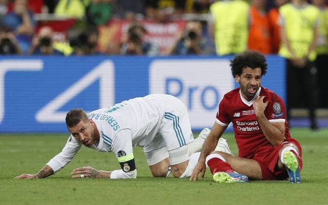 Fußball, CL Finale, Verletzung Mohamed Salah Mohamed Salah of Liverpool holds his shoulder following a tussle with Sergio Ramos of Real Madrid during the UEFA Champions League Final match at the NSK Olimpiyskiy Stadium, Kiev. Picture date 26th May 2018. Picture credit should read: David Klein Sportimage EDITORIAL USE ONLY. No use with unauthorised audio, video, data, fixture lists, club league logos or live services. Online in-match use limited to 120 images, no video emulation. No use in betting, games or single club league player publications.