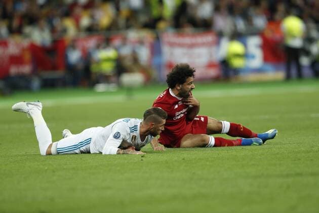 Fußball, CL Finale, Verletzung Mohamed Salah (L-R) Sergio Ramos of Real Madrid, Mohamed Salah of Liverpool FC during the UEFA Champions League final between Real Madrid and Liverpool on May 26, 2018 at NSC Olimpiyskiy Stadium in Kyiv, Ukraine UEFA Champions League 2017 2018 xVIxVIxImagesx xMauricexvanxSteenxIVx 11042516