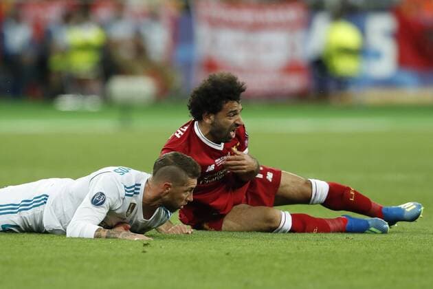 Fußball, CL Finale, Verletzung Mohamed Salah (L-R) Sergio Ramos of Real Madrid, Mohamed Salah of Liverpool FC during the UEFA Champions League final between Real Madrid and Liverpool on May 26, 2018 at NSC Olimpiyskiy Stadium in Kyiv, Ukraine UEFA Champions League 2017 2018 xVIxVIxImagesx xMauricexvanxSteenxIVx 11042532