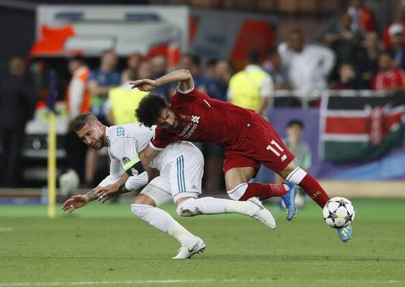 Fußball, CL Finale, Verletzung Mohamed Salah Sergio Ramos of Real Madrid tackles Mohamed Salah of Liverpool during the UEFA Champions League Final match at the NSK Olimpiyskiy Stadium, Kiev. Picture date 26th May 2018. Picture credit should read: David Klein Sportimage EDITORIAL USE ONLY. No use with unauthorised audio, video, data, fixture lists, club league logos or live services. Online in-match use limited to 120 images, no video emulation. No use in betting, games or single club league player publications.