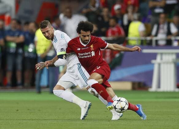 Fußball, CL Finale, Verletzung Mohamed Salah Sergio Ramos of Real Madrid tackles Mohamed Salah of Liverpool during the UEFA Champions League Final match at the NSK Olimpiyskiy Stadium, Kiev. Picture date 26th May 2018. Picture credit should read: David Klein Sportimage EDITORIAL USE ONLY. No use with unauthorised audio, video, data, fixture lists, club league logos or live services. Online in-match use limited to 120 images, no video emulation. No use in betting, games or single club league player publications.
