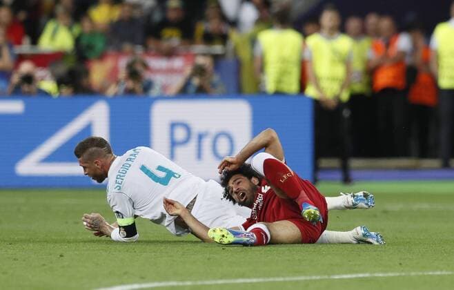 Fußball, CL Finale, Verletzung Mohamed Salah Sergio Ramos of Real Madrid tackles Mohamed Salah of Liverpool during the UEFA Champions League Final match at the NSK Olimpiyskiy Stadium, Kiev. Picture date 26th May 2018. Picture credit should read: David Klein Sportimage EDITORIAL USE ONLY. No use with unauthorised audio, video, data, fixture lists, club league logos or live services. Online in-match use limited to 120 images, no video emulation. No use in betting, games or single club league player publications.