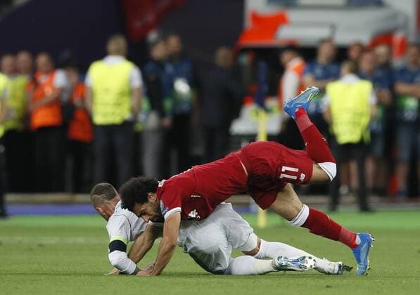 Fußball, CL Finale, Verletzung Mohamed Salah Sergio Ramos of Real Madrid tackles Mohamed Salah of Liverpool during the UEFA Champions League Final match at the NSK Olimpiyskiy Stadium, Kiev. Picture date 26th May 2018. Picture credit should read: David Klein Sportimage EDITORIAL USE ONLY. No use with unauthorised audio, video, data, fixture lists, club league logos or live services. Online in-match use limited to 120 images, no video emulation. No use in betting, games or single club league player publications.