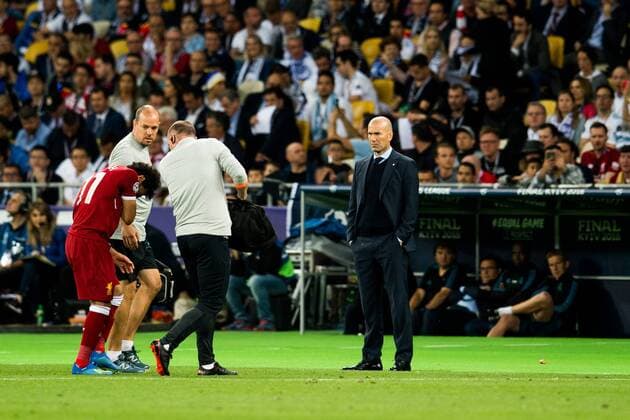 180526 Mohamed Salah of Liverpool with an injury and Zinedine Zidane head coach of Real Madrid during the UEFA Champions League final between Real Madrid and Liverpool on May 26, 2018 in Kyiv Photo Vegard Wivestad Grott BILDBYRAN Code VG 170178  Copyright: VEGARDxWIVESTADxGRoTT BB180526ZF004