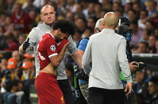 Fußball, CL Finale, Real Madrid - FC Liverpool Liverpool s Mohamed Salah (C-L) reacts as he leaves the pitch after being injured during the UEFA Champions League final between Real Madrid and Liverpool FC at the NSC Olimpiyskiy stadium in Kiev, Ukraine, 26 May 2018. UCL Final 2018 - Real Madrid vs Liverpool FC !ACHTUNG: NUR REDAKTIONELLE NUTZUNG!  Copyright: xMykolaxTysx RML01 20180526-636629666133889692