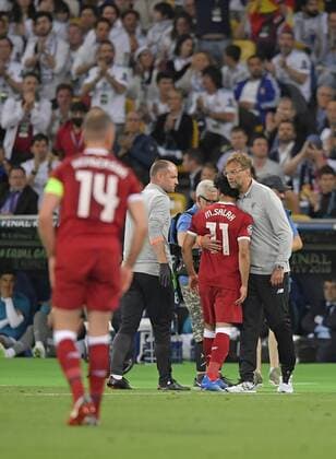 26 05 2018 Football UEFA Champions League Final 2018 Real Madrid FC Liverpool at the Olympic Stadium Kiev Ukraine Mohamed Salah and FC Liverpool are out injured and are being comforted by coach Jürgen Klopp re FC Liverpool