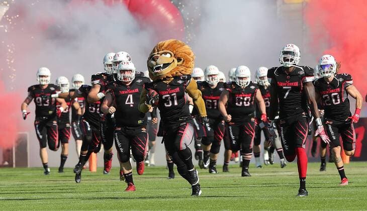 Themen der Woche - SPORT KW21 Bilder des Tages - SPORT Einlauf der Braunschweig Lions mit Maskottchen Henri *** Enema of the Braunschweig Lions with mascot Henri