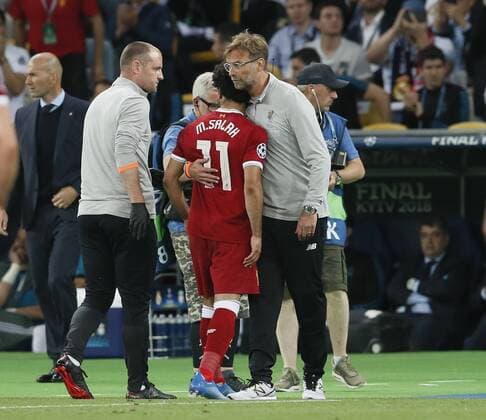 Fußball, CL Finale, Real Madrid - FC Liverpool Jurgen Klopp manager of Liverpool consoles Mohamed Salah of Liverpool during the UEFA Champions League Final match at the NSK Olimpiyskiy Stadium, Kiev. Picture date 26th May 2018. Picture credit should read: David Klein Sportimage EDITORIAL USE ONLY. No use with unauthorised audio, video, data, fixture lists, club league logos or live services. Online in-match use limited to 120 images, no video emulation. No use in betting, games or single club league player publications.