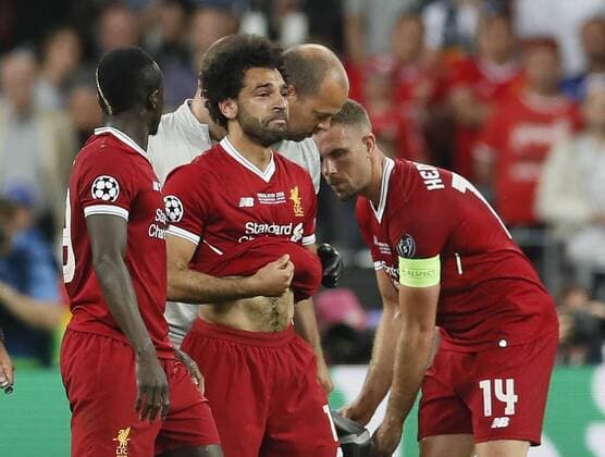 Fußball, CL Finale, Real Madrid - FC Liverpool Mohamed Salah of Liverpool distraught after leaving the pitch injured during the UEFA Champions League Final match at the NSK Olimpiyskiy Stadium, Kiev. Picture date 26th May 2018. Picture credit should read: David Klein Sportimage EDITORIAL USE ONLY. No use with unauthorised audio, video, data, fixture lists, club league logos or live services. Online in-match use limited to 120 images, no video emulation. No use in betting, games or single club league player publications.