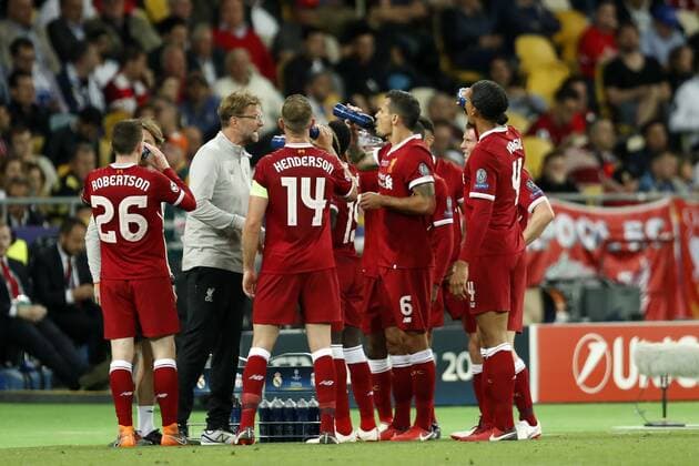 Fußball, CL Finale, Real Madrid - FC Liverpool (L-R) Andy Robertson of Liverpool FC, coach Jurgen Klopp of Liverpool FC, Jordan Henderson of Liverpool FC, Dejan Lovren of Liverpool FC, Virgil van Dijk of Liverpool FC during the UEFA Champions League final between Real Madrid and Liverpool on May 26, 2018 at NSC Olimpiyskiy Stadium in Kyiv, Ukraine UEFA Champions League 2017 2018 xVIxVIxImagesx xMauricexvanxSteenxIVx 11042602
