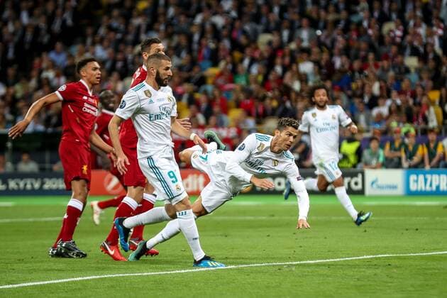 FuÃŸball, CL Finale, Real Madrid - FC Liverpool 26th May 2018, Kiev Olympic Stadium, Kiev, Ukraine; UEFA Champions League Final, Real Madrid versus Liverpool; Cristiano Ronaldo of Real Madrid watches as his header is saved by Loris Karius of Liverpool and Benzema put into the net but ruled offside  ActionPlus12029185 StevexFeeney