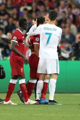 Fu?ball, CL Finale, Real Madrid - FC Liverpool Real Madrid v Liverpool UEFA Champions League Final Mohamed Salah of Liverpool has to leave the match through injury the UEFA Champions League Final at the Olympic Stadium, Kiev Content Not Available For UK Newspapers Copyright: xPaulxChestertonx FIL-11844-0036