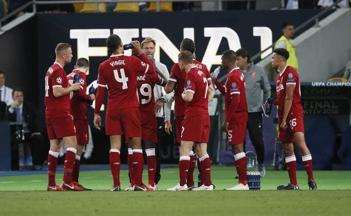 Fußball, CL Finale, Real Madrid - FC Liverpool Jurgen Klopp manager of Liverpool talks to his team during the UEFA Champions League Final match at the NSK Olimpiyskiy Stadium, Kiev. Picture date 26th May 2018. Picture credit should read: David Klein Sportimage EDITORIAL USE ONLY. No use with unauthorised audio, video, data, fixture lists, club league logos or live services. Online in-match use limited to 120 images, no video emulation. No use in betting, games or single club league player publications.