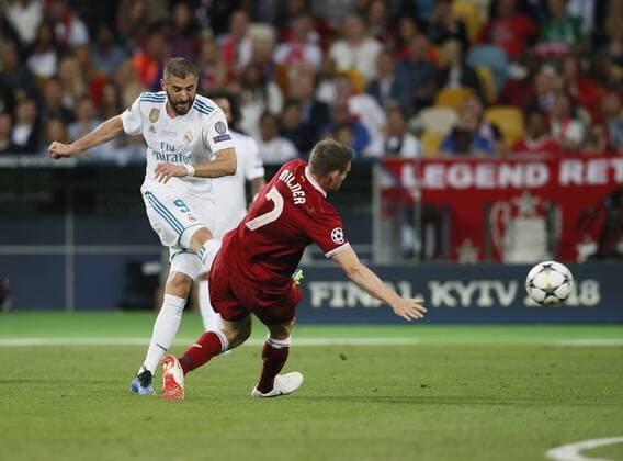 Fußball, CL Finale, Real Madrid - FC Liverpool Karim Benzema of Real Madrid shoots past James Milner of Liverpool during the UEFA Champions League Final match at the NSK Olimpiyskiy Stadium, Kiev. Picture date 26th May 2018. Picture credit should read: David Klein Sportimage EDITORIAL USE ONLY. No use with unauthorised audio, video, data, fixture lists, club league logos or live services. Online in-match use limited to 120 images, no video emulation. No use in betting, games or single club league player publications.