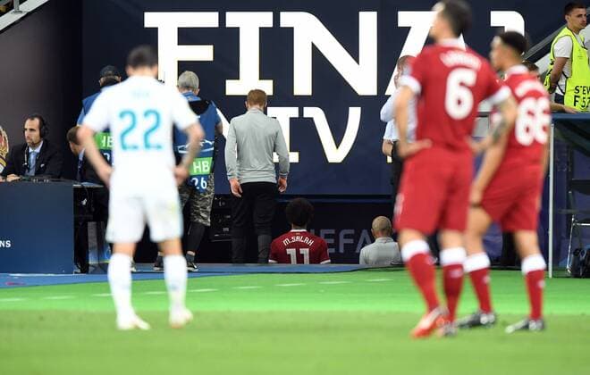 2018.05.26 Kijow Kiev Pilka nozna Liga Mistrzow Final Sezon 2017 2018 Real Madryt - Liverpool FC N z Mohamed Salah kontuzja schodzi do szatni Foto Rafal Oleksiewicz PressFocus 2018.05.26 Kijow Kiev Football Champions League Final Season 2017 2018 Mohamed Salah kontuzja schodzi do szatni Credit: Rafal Oleksiewicz PressFocus NEWSPIX.PL --- Newspix.pl  RO3_0679