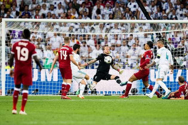 180526 Isco or Real Madrid and goalkeeper Loris Karius or Liverpool during the UEFA Champions League final between Real Madrid and Liverpool on May 26, 2018 in Kyiv Photo Vegard Wivestad Grott BILDBYRAN Code VG 170178  Copyright: VEGARDxWIVESTADxGRoTT BB180526ZD008