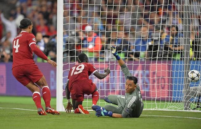 26 05 2018 Football UEFA Champions League Final 2018 Real Madrid FC Liverpool at the Olympic Stadium Kiev Ukraine Goal to the 1 1 l Virgil Van Dijk Liverpool Goalkeeper Sadio Mane Liverpool against keeper Keylor Navas Real Madrid