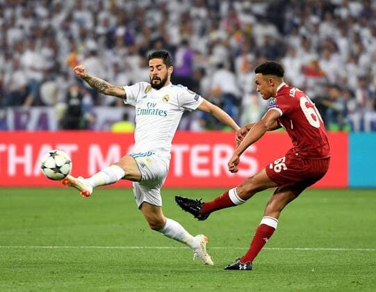 Fußball, CL Finale, Real Madrid - FC Liverpool Real Madrid s player Isco (L) in action before Liverpool T. Alexander-Arnold (R) during the UEFA Champions League final between Real Madrid and Liverpool FC at the NSC Olimpiyskiy stadium in Kiev, Ukraine, 26 May 2018. UCL Final 2018 - Real Madrid vs Liverpool FC !ACHTUNG: NUR REDAKTIONELLE NUTZUNG!  Copyright: xMykolaxTysx RML01 20180526-636629691581785523