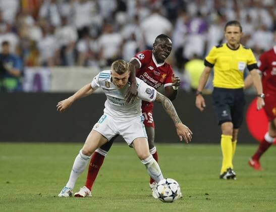 Fußball, CL Finale, Real Madrid - FC Liverpool Toni Kroos of Real Madrid tackles Sadio Mane of Liverpool during the UEFA Champions League Final match at the NSK Olimpiyskiy Stadium, Kiev. Picture date 26th May 2018. Picture credit should read: David Klein Sportimage EDITORIAL USE ONLY. No use with unauthorised audio, video, data, fixture lists, club league logos or live services. Online in-match use limited to 120 images, no video emulation. No use in betting, games or single club league player publications.