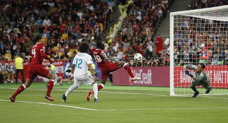 Fußball, CL Finale, Real Madrid - FC Liverpool Sadio Mane of Liverpool scores the equaliser past Keylor Navas of Real Madrid during the UEFA Champions League Final match at the NSK Olimpiyskiy Stadium, Kiev. Picture date 26th May 2018. Picture credit should read: David Klein Sportimage EDITORIAL USE ONLY. No use with unauthorised audio, video, data, fixture lists, club league logos or live services. Online in-match use limited to 120 images, no video emulation. No use in betting, games or single club league player publications.