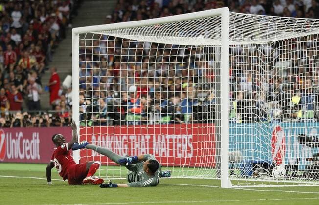 Fußball, CL Finale, Real Madrid - FC Liverpool Sadio Mane of Liverpool scores the equalising goal during the UEFA Champions League Final match at the NSK Olimpiyskiy Stadium, Kiev. Picture date 26th May 2018. Picture credit should read: David Klein Sportimage EDITORIAL USE ONLY. No use with unauthorised audio, video, data, fixture lists, club league logos or live services. Online in-match use limited to 120 images, no video emulation. No use in betting, games or single club league player publications.