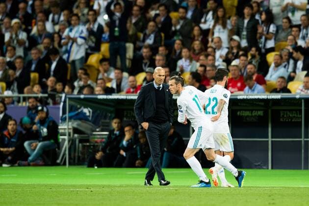180526 Gareth Bale and Isco or Real Madrid in a substitution during the UEFA Champions League final between Real Madrid and Liverpool on May 26, 2018 in Kyiv Photo Vegard Wivestad Grott BILDBYRAN Code VG 170178  Copyright: VEGARDxWIVESTADxGRoTT BB180526ZR020