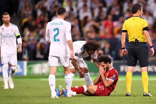 Fußball, CL Finale, Real Madrid - FC Liverpool 11 MOHAMED SALAH (LIV) - DECEPTION - BLESSURE - 12 MARCELO (REAL) - FAIR PLAY FOOTBALL : Real Madrid vs Liverpool - Ligue des Champions - Finale - 26 05 2018 AnthonyBIBARD FEP Panoramic 