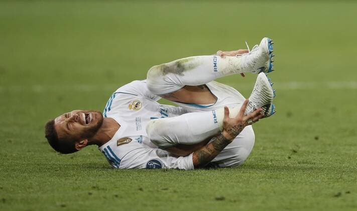 Fußball, CL Finale, Real Madrid - FC Liverpool Sergio Ramos of Real Madrid reacts to a challenge by Sadio Mane of Liverpool during the UEFA Champions League Final match at the NSK Olimpiyskiy Stadium, Kiev. Picture date 26th May 2018. Picture credit should read: David Klein Sportimage EDITORIAL USE ONLY. No use with unauthorised audio, video, data, fixture lists, club league logos or live services. Online in-match use limited to 120 images, no video emulation. No use in betting, games or single club league player publications.