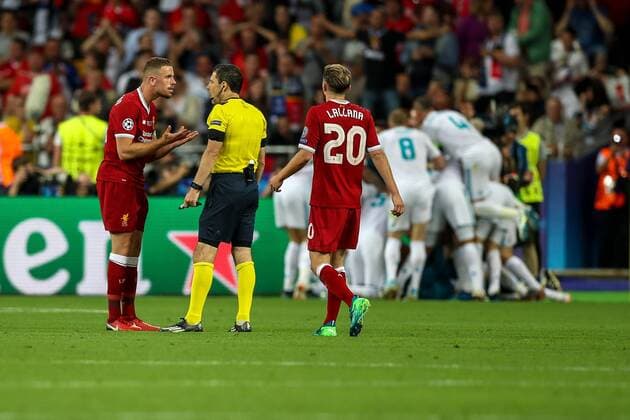 FuÃŸball, CL Finale, Real Madrid - FC Liverpool 26th May 2018, Kiev Olympic Stadium, Kiev, Ukraine; UEFA Champions League Final, Real Madrid versus Liverpool; Jordan Henderson of Liverpool complains to the referee that the Real Madrid goal should not be allowed  ActionPlus12029281 StevexFeeney