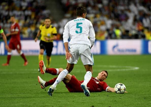 Real Madrid s Raphael Varane (L) in action before Liverpool s Adam Lallana (R) during the UEFA Champions League final between Real Madrid and Liverpool FC at the NSC Olimpiyskiy stadium in Kiev, Ukraine, 26 May 2018. UCL Final 2018 - Real Madrid vs Liverpool FC !ACHTUNG: NUR REDAKTIONELLE NUTZUNG!  Copyright: xMykolaxTysx RML01 20180526-636629712593137738
