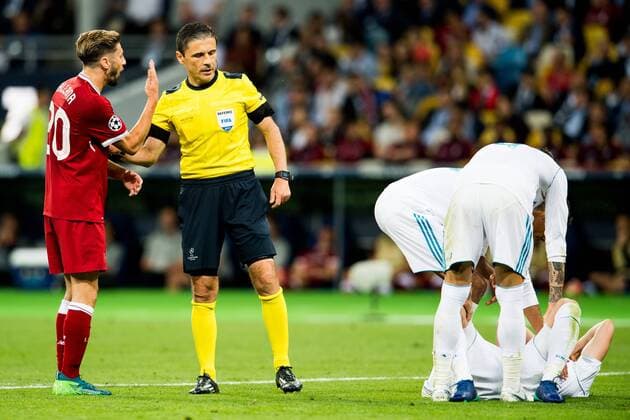 180526 Adam Lallana or Liverpool in discussion with referee Milorad Mazic of Serbia during the UEFA Champions League final between Real Madrid and Liverpool on May 26, 2018 in Kyiv Photo Vegard Wivestad Grott BILDBYRAN Code VG 170178  Copyright: VEGARDxWIVESTADxGRoTT BB180526ZG025
