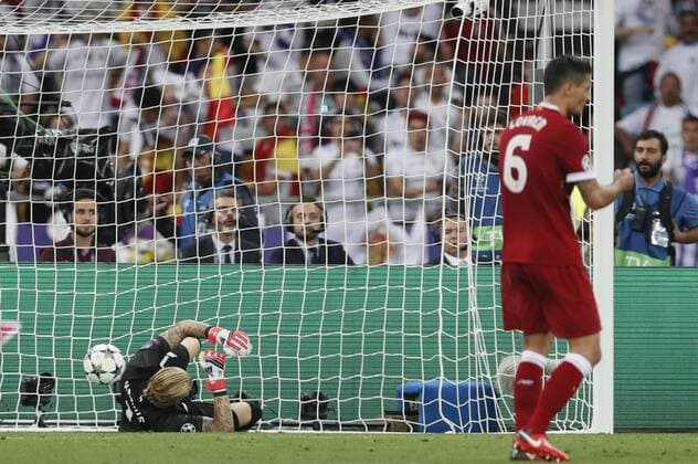 Fußball, CL Finale, Real Madrid - FC Liverpool Loris Karius of Liverpool devastated during the UEFA Champions League Final match at the NSK Olimpiyskiy Stadium, Kiev. Picture date 26th May 2018. Picture credit should read: David Klein Sportimage EDITORIAL USE ONLY. No use with unauthorised audio, video, data, fixture lists, club league logos or live services. Online in-match use limited to 120 images, no video emulation. No use in betting, games or single club league player publications.