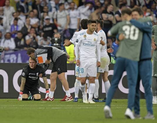 26 05 2018 Football UEFA Champions League Final 2018 Real Madrid FC Liverpool at the Olympic Stadium Kiev Ukraine Goalkeeper Loris Karius li Liverpool FC disappointed and will be comforted by goalkeeper coach John Achterberg 2v l Liverpool