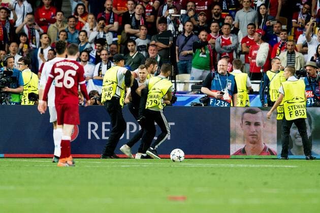 180526 A spectator enters the pitch during the UEFA Champions League final between Real Madrid and Liverpool on May 26, 2018 in Kyiv Photo Vegard Wivestad Grott BILDBYRAN Code VG 170178  Copyright: VEGARDxWIVESTADxGRoTT BB180526ZZ025
